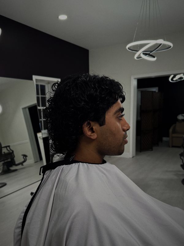 Longer natural curls, shaped, in profile