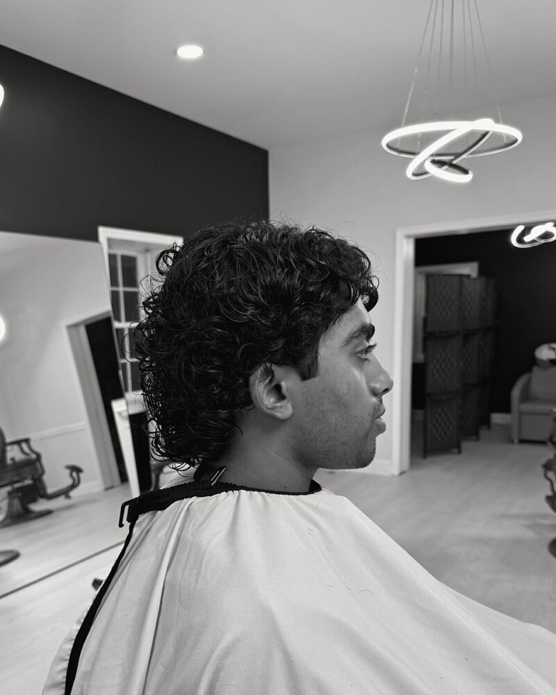Longer natural curls, shaped, in profile